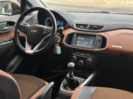 CHEVROLET - ONIX - 2016/2017 - Laranja - R$ 64.900,00