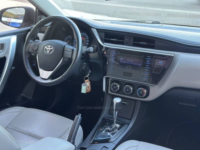 TOYOTA - COROLLA - 2017/2018 - Prata - R$ 95.900,00