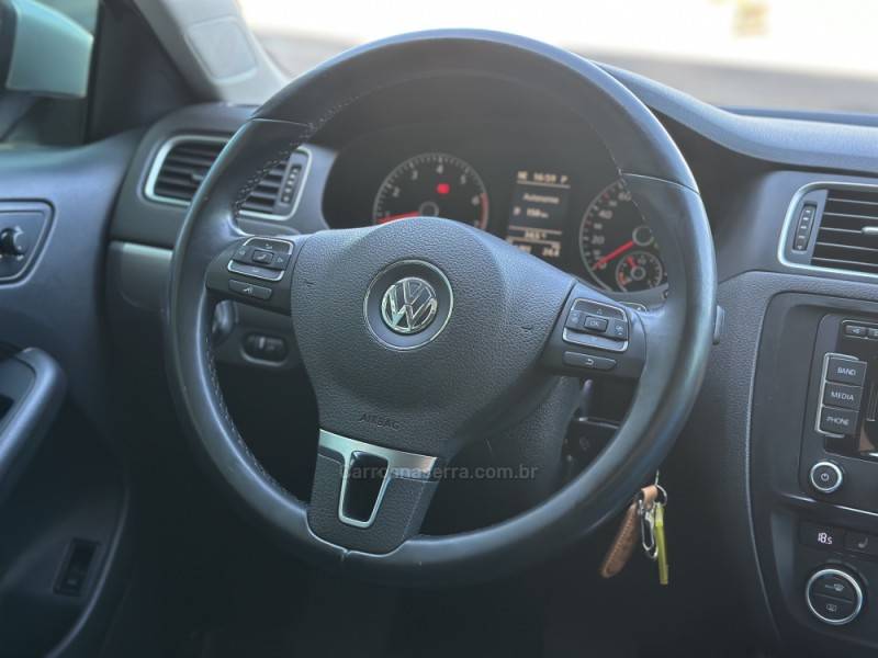 VOLKSWAGEN - JETTA - 2014/2014 - Prata - R$ 78.900,00