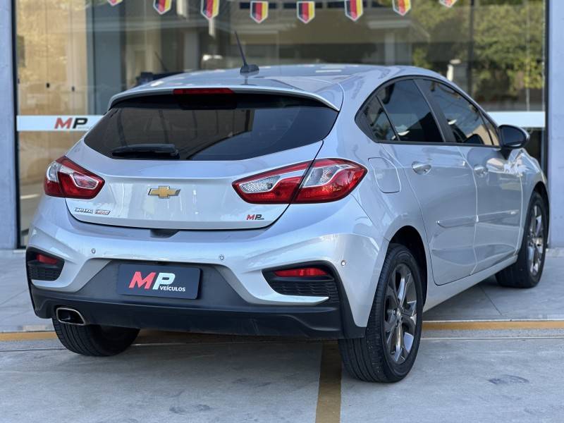 CHEVROLET - CRUZE - 2017/2018 - Prata - R$ 83.900,00