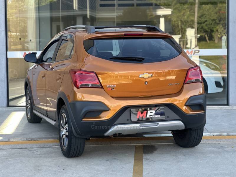 CHEVROLET - ONIX - 2016/2017 - Laranja - R$ 64.900,00
