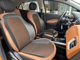 CHEVROLET - ONIX - 2016/2017 - Laranja - R$ 64.900,00