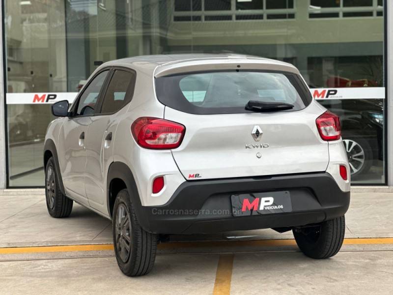 RENAULT - KWID - 2022/2023 - Prata - R$ 55.900,00