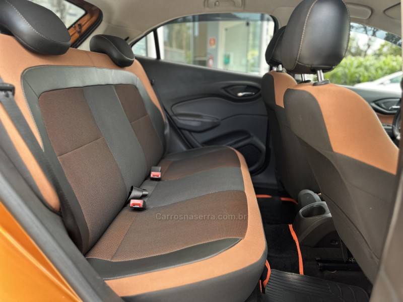 CHEVROLET - ONIX - 2016/2017 - Laranja - R$ 64.900,00