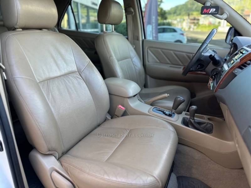 TOYOTA - HILUX SW4 - 2010/2010 - Branca - R$ 115.900,00