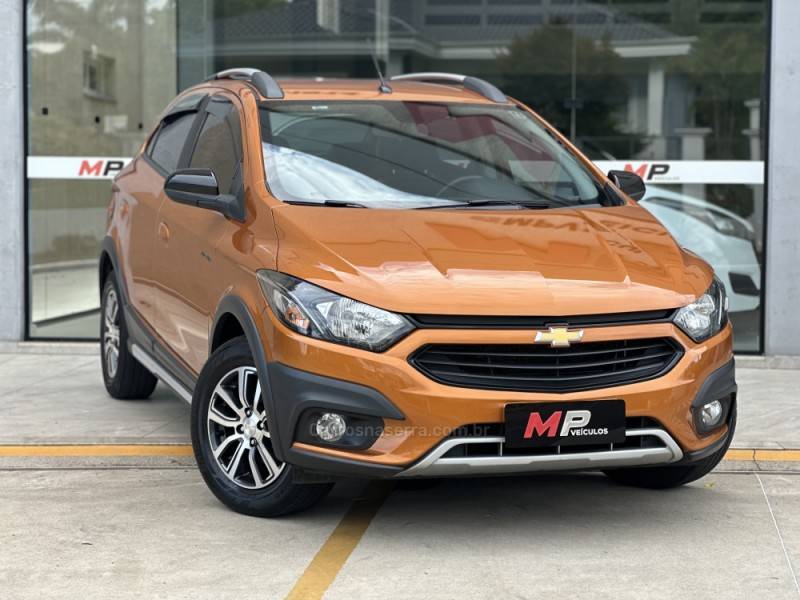 CHEVROLET - ONIX - 2016/2017 - Laranja - R$ 64.900,00