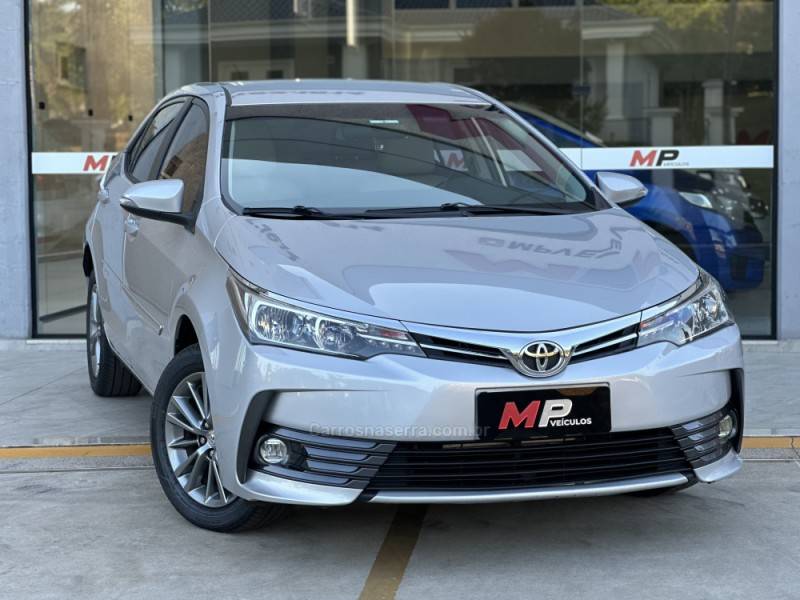 TOYOTA - COROLLA - 2017/2018 - Prata - R$ 95.900,00
