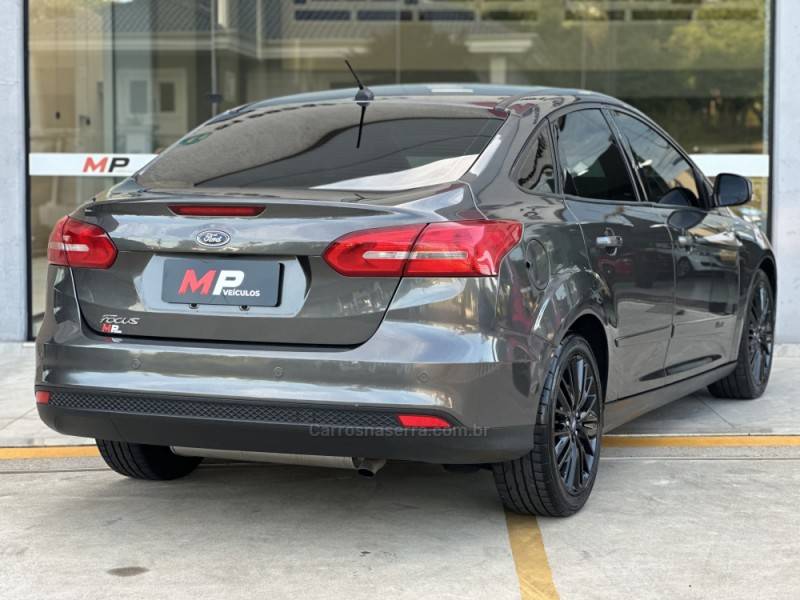 FORD - FOCUS - 2018/2018 - Cinza - R$ 64.900,00