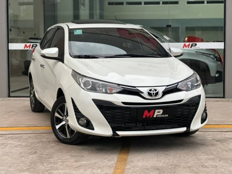 TOYOTA - YARIS - 2018/2019 - Branca - R$ 82.900,00