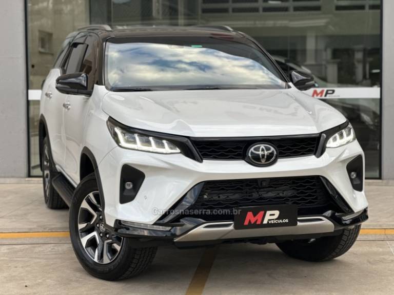 TOYOTA - HILUX SW4 - 2024/2024 - Branca - R$ 399.000,00
