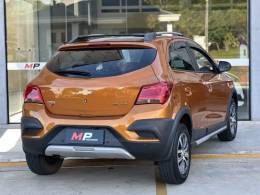 CHEVROLET - ONIX - 2016/2017 - Laranja - R$ 64.900,00