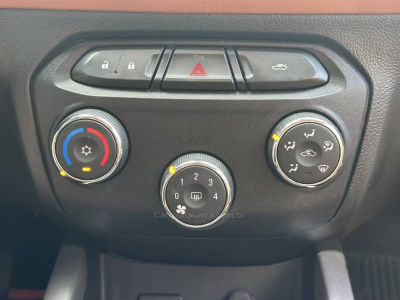 CHEVROLET - ONIX - 2016/2017 - Laranja - R$ 64.900,00