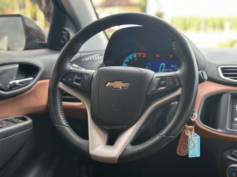 CHEVROLET - ONIX - 2016/2017 - Laranja - R$ 64.900,00