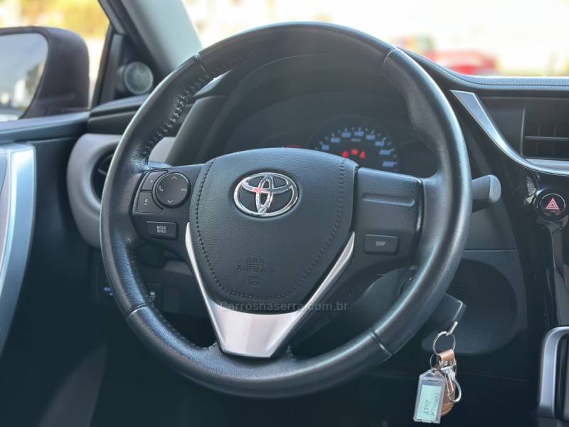 TOYOTA - COROLLA - 2017/2018 - Prata - R$ 95.900,00