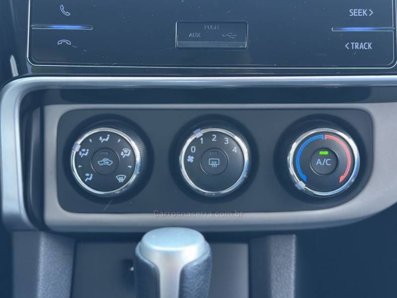 TOYOTA - COROLLA - 2017/2018 - Prata - R$ 95.900,00