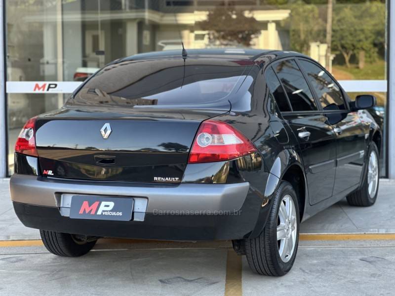 RENAULT - MÉGANE - 2008/2008 - Preta - R$ 24.900,00