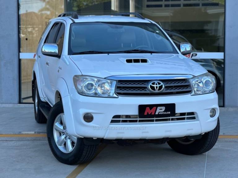 TOYOTA - HILUX SW4 - 2010/2010 - Branca - R$ 115.900,00