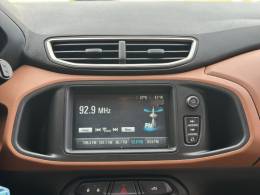 CHEVROLET - ONIX - 2016/2017 - Laranja - R$ 64.900,00