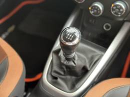 CHEVROLET - ONIX - 2016/2017 - Laranja - R$ 64.900,00