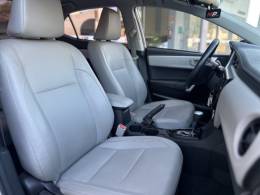 TOYOTA - COROLLA - 2017/2018 - Prata - R$ 95.900,00