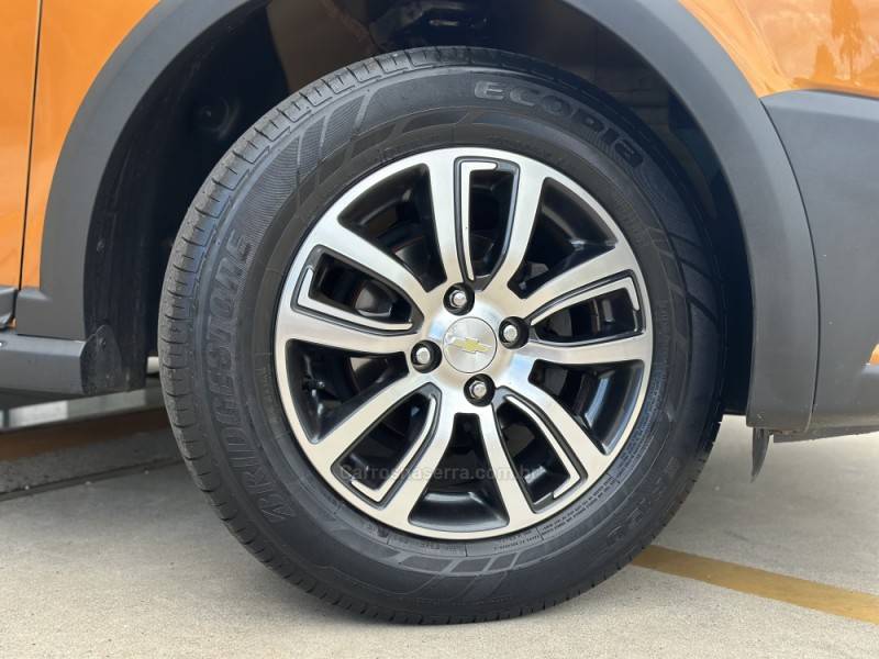 CHEVROLET - ONIX - 2016/2017 - Laranja - R$ 64.900,00